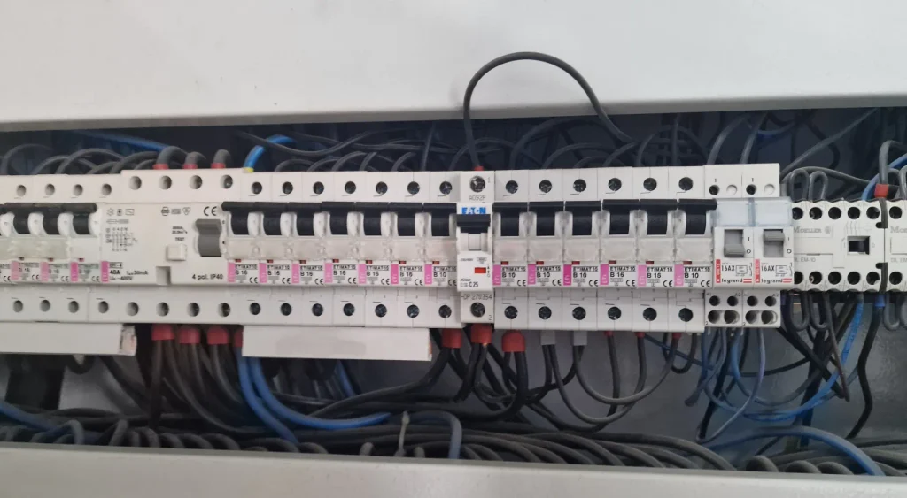 rozdzielnica: Usługi elektryczne dla firm